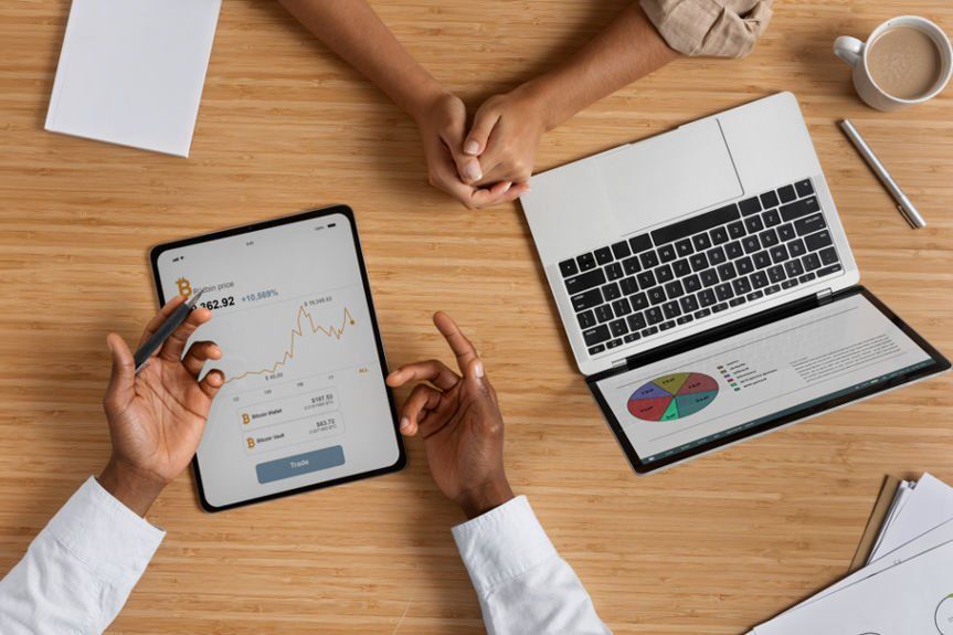 <a href="https://www.freepik.com/free-photo/flat-lay-people-working-desk\_32987895.htm#fromView=search&page=1&position=9&uuid=13591d4f-40d0-4b92-961f-0205c3dce429">Image by freepik</a>